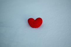 Rood hart op de sneeuw Dag de achtergrond van Valentine, plaats voor tekst, liefdehart royalty-vrije stock afbeeldingen Rood hart op de sneeuw Dag de achtergrond van Valentine, plaats voor tekst, liefdehart royalty-vrije stock afbeeldingen