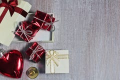 Rood valentijnskaart of Kerstmishart en giften met klein kenwijsje en Royalty-vrije Stock Foto's Rood valentijnskaart of Kerstmishart en giften met klein kenwijsje en Royalty-vrije Stock Foto's