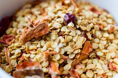 Roodgloeiende Droge Chili Pepper Flakes en Zaden royalty-vrije stock foto Roodgloeiende Droge Chili Pepper Flakes en Zaden royalty-vrije stock foto