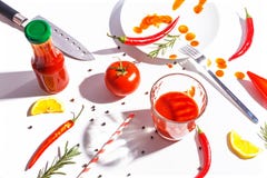 Roodgloeiende peper, tomaten, rozemarijn en kruiden op witte achtergrond Dien het plaatsen in Hoogste mening royalty-vrije stock fotografie Roodgloeiende peper, tomaten, rozemarijn en kruiden op witte achtergrond Dien het plaatsen in Hoogste mening royalty-vrije stock fotografie