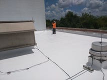 Roofer που επιθεωρεί μια εμπορική επίπεδη στέγη, υλικό κατασκευής σκεπής EPDM στοκ εικόνα Roofer που επιθεωρεί μια εμπορική επίπεδη στέγη, υλικό κατασκευής σκεπής EPDM στοκ εικόνα
