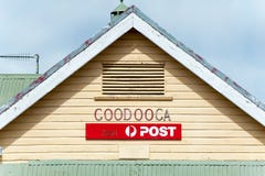 Roofline en signage voor het oude postkantoor van de weerraad royalty-vrije stock fotografie Roofline en signage voor het oude postkantoor van de weerraad royalty-vrije stock fotografie