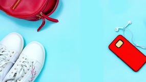 Ropa casual del deporte de la visión superior fijada para la mujer joven Smartphone rojo del reloj de la mochila de las zapatilla fotos de archivo Ropa casual del deporte de la visión superior fijada para la mujer joven Smartphone rojo del reloj de la mochila de las zapatilla fotos de archivo