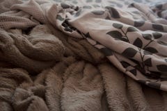 Ropa de cama modelada blanca, beige y floral imagenes de archivo Ropa de cama modelada blanca, beige y floral imagenes de archivo
