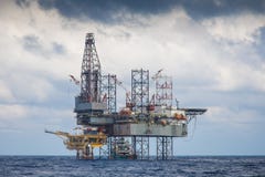 Ropa i gaz wiertniczy takielunek pracuje na dalekiej wellhead platformie obrazy stock Ropa i gaz wiertniczy takielunek pracuje na dalekiej wellhead platformie obrazy stock
