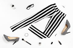 Ropa y accesorios elegantes de las mujeres de la moda blanco y negro imagenes de archivo Ropa y accesorios elegantes de las mujeres de la moda blanco y negro imagenes de archivo