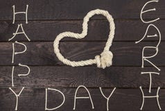 Rope en la forma del corazón del amor con el texto: Día de la Tierra feliz imagen de archivo Rope en la forma del corazón del amor con el texto: Día de la Tierra feliz imagen de archivo