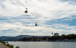 Ropeway над рекой в Западной Германии с холмом на заднем плане и голубым небом с облаками стоковые изображения Ropeway над рекой в Западной Германии с холмом на заднем плане и голубым небом с облаками стоковые изображения