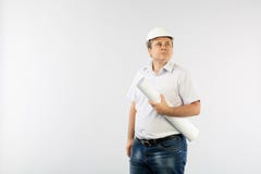 Rortrait старшего архитектора держа планы и нося шлем безопасностью на предпосылке белизны студии стоковое изображение rf Rortrait старшего архитектора держа планы и нося шлем безопасностью на предпосылке белизны студии стоковое изображение rf