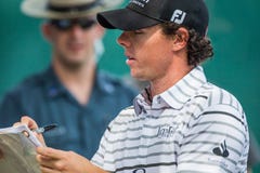 Rory McIlroy ondertekent autographs bij 2012 Barclays stock fotografie Rory McIlroy ondertekent autographs bij 2012 Barclays stock fotografie
