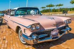 Rosa Cadillac Deville 62 Oldtimer på den årliga nationella oldtimerdagen i Lelystad arkivfoton Rosa Cadillac Deville 62 Oldtimer på den årliga nationella oldtimerdagen i Lelystad arkivfoton
