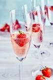 Rosa Champagner mit frischen reifen Erdbeeren Stockfotografie Rosa Champagner mit frischen reifen Erdbeeren Stockfotografie