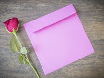 Rosa e envelope cor-de-rosa imagens de stock royalty free Rosa e envelope cor-de-rosa imagens de stock royalty free