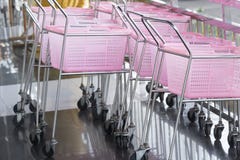 Rosa färg för shoppingvagnar i ett återförsäljnings- varuhus royaltyfri foto Rosa färg för shoppingvagnar i ett återförsäljnings- varuhus royaltyfri foto