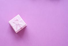 Rosa gåva med det rosa bandet arkivbild Rosa gåva med det rosa bandet arkivbild