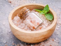 Rosa Himalajasalz der Nahaufnahme in der hölzernen Schüssel und in der Flasche mit pepp stockfotografie Rosa Himalajasalz der Nahaufnahme in der hölzernen Schüssel und in der Flasche mit pepp stockfotografie