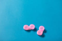 Rosa Kontaktlinsekasten auf blauem Hintergrund stockbilder Rosa Kontaktlinsekasten auf blauem Hintergrund stockbilder
