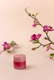 Rosa packehudomsorg med den Cherry Blossom blomman royaltyfria bilder Rosa packehudomsorg med den Cherry Blossom blomman royaltyfria bilder