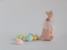Rosa Pastellosterhase mit Meringe stockfoto Rosa Pastellosterhase mit Meringe stockfoto