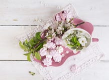 Rosa Platte mit Meringe und Niederlassungen von Kirschblüten stockfotos Rosa Platte mit Meringe und Niederlassungen von Kirschblüten stockfotos