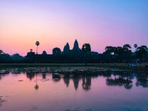 Rosa Schattenbild Angkor Wat Temple mit aufgehende Sonne lizenzfreies stockbild Rosa Schattenbild Angkor Wat Temple mit aufgehende Sonne lizenzfreies stockbild
