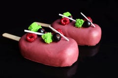 Rosa Schokolade glasig-glänzendes gelato Eiscremeeis am stiel mit Beeren lizenzfreie stockfotos Rosa Schokolade glasig-glänzendes gelato Eiscremeeis am stiel mit Beeren lizenzfreie stockfotos