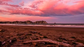 Rosa solnedgång på stranden nära Waikaremoana Nya Zeeland royaltyfria bilder Rosa solnedgång på stranden nära Waikaremoana Nya Zeeland royaltyfria bilder