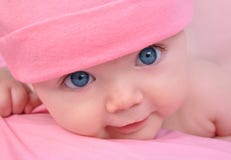 Rosafarbenes kleines Baby mit großen Augen Lizenzfreie Stockbilder Rosafarbenes kleines Baby mit großen Augen Lizenzfreie Stockbilder