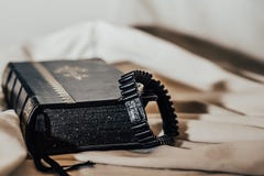 rosario che si trova sulla bibbia immagini stock libere da diritti rosario che si trova sulla bibbia immagini stock libere da diritti