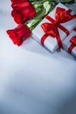 Rosas naturales envueltas de las cajas de regalo en el fondo blanco fotos de archivo libres de regalías Rosas naturales envueltas de las cajas de regalo en el fondo blanco fotos de archivo libres de regalías