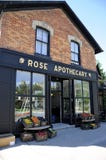 Rose Apothecary ein fiktiver Speicher gekennzeichnet in der Schitt-` s Nebenflussfernsehserie lizenzfreies stockfoto Rose Apothecary ein fiktiver Speicher gekennzeichnet in der Schitt-` s Nebenflussfernsehserie lizenzfreies stockfoto