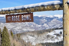 Rose Bowl μια μπλε ημέρα πουλιών, Beaver Creek, θέρετρα Vail, Avon, Κολοράντο Στοκ Φωτογραφία Rose Bowl μια μπλε ημέρα πουλιών, Beaver Creek, θέρετρα Vail, Avon, Κολοράντο Στοκ Φωτογραφία
