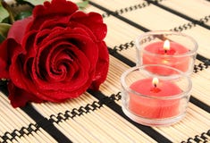 Rose et bougies Photo stock