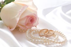 Rose, Pearls And Wedrings Over White Satin Royalty Free Stock Photos Rose, Pearls And Wedrings Over White Satin Royalty Free Stock Photos