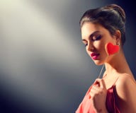 Rose roja Muchacha modelo joven de la belleza con la galleta en forma de corazón de la tarjeta del día de San Valentín imagen de archivo Rose roja Muchacha modelo joven de la belleza con la galleta en forma de corazón de la tarjeta del día de San Valentín imagen de archivo