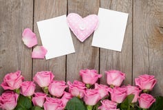 Rose rosa, cuore handmaded del giocattolo e greetin dello spazio in bianco di giorno di biglietti di S. Valentino Fotografie Stock Rose rosa, cuore handmaded del giocattolo e greetin dello spazio in bianco di giorno di biglietti di S. Valentino Fotografie Stock