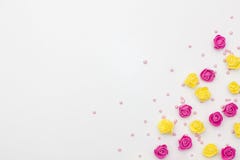 Rose rosa e gialle che completano su un fondo bianco immagine stock Rose rosa e gialle che completano su un fondo bianco immagine stock