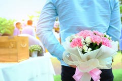 Rose rouge Homme se cachant derrière un bouquet des fleurs beau photos stock Rose rouge Homme se cachant derrière un bouquet des fleurs beau photos stock