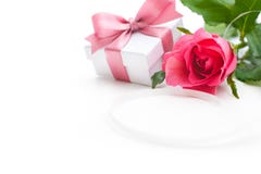Rose und Geschenkbox Stockfoto Rose und Geschenkbox Stockfoto