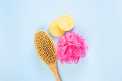 Rose Wisp Bast Wooden Brush Bathroom Accessories image libre de droits Rose Wisp Bast Wooden Brush Bathroom Accessories image libre de droits