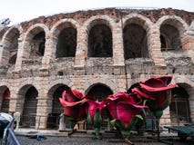 Roses rouges géantes devant Verona Arena, un symbole de l'amour, idéal pour représenter le concept de l'amour photographie stock Roses rouges géantes devant Verona Arena, un symbole de l'amour, idéal pour représenter le concept de l'amour photographie stock