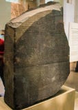 Rosetta Stone em British Museum em Londres, Inglaterra fotos de stock Rosetta Stone em British Museum em Londres, Inglaterra fotos de stock