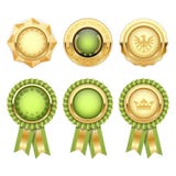 Rosettes vertes de récompense avec la médaille héraldique d'or Photos stock Rosettes vertes de récompense avec la médaille héraldique d'or Photos stock