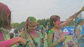 ROSJA IRKUTSK, CZERWIEC, - 27, 2018: Szczęśliwi młodzi ludzie tanczy i świętuje podczas Holi festiwalu kolory Tłum zdjęcie wideo ROSJA IRKUTSK, CZERWIEC, - 27, 2018: Szczęśliwi młodzi ludzie tanczy i świętuje podczas Holi festiwalu kolory Tłum zdjęcie wideo