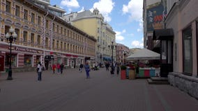ROSJA, MOSKWA, CZERWIEC 8, 2017: Ludzie chodzą wzdłuż Starej Arbat ulicy zdjęcie wideo ROSJA, MOSKWA, CZERWIEC 8, 2017: Ludzie chodzą wzdłuż Starej Arbat ulicy zdjęcie wideo