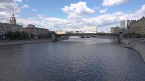 ROSJA, MOSKWA, CZERWIEC 8, 2017: Widok Pont Novoarbatski i Biały dom na letnim dniu zbiory ROSJA, MOSKWA, CZERWIEC 8, 2017: Widok Pont Novoarbatski i Biały dom na letnim dniu zbiory