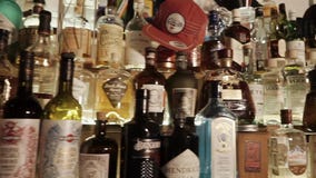 Rosja Rosa Khutor, Luty -, 2018: zamyka w górę strzału oznakujący alkohol w szkle zdjęcie wideo Rosja Rosa Khutor, Luty -, 2018: zamyka w górę strzału oznakujący alkohol w szkle zdjęcie wideo