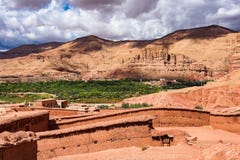 Rosor f?r den h?rliga Rose Valley - Vallee desen, n?ra Ouarzazate, Marocko royaltyfria foton Rosor f?r den h?rliga Rose Valley - Vallee desen, n?ra Ouarzazate, Marocko royaltyfria foton