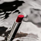 rossetto rosso luxe su fondo d'argento - trucco e concetto di bellezza disegnato cosmetici fotografia stock rossetto rosso luxe su fondo d'argento - trucco e concetto di bellezza disegnato cosmetici fotografia stock
