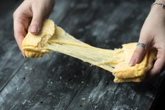 Rostat bröd och ost - bakat rostat bröd med sträckt ost royaltyfria foton Rostat bröd och ost - bakat rostat bröd med sträckt ost royaltyfria foton